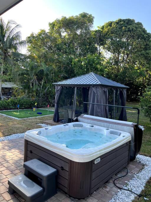 Modern Tropical Oasis With Arcade, Hottub & Minigolf Villa Hollywood Eksteriør billede